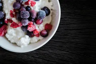 Cottage cheese with fresh blueberries and a drizzle of honey offers a perfect balance of protein and natural sweetness.