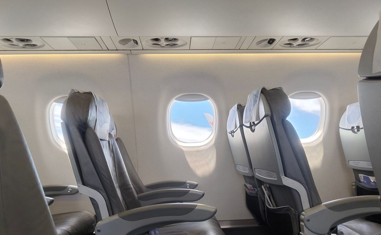For the first 90 minutes, the flight cruised smoothly at 32,000 feet. Passengers watched the sunset over the ocean.
