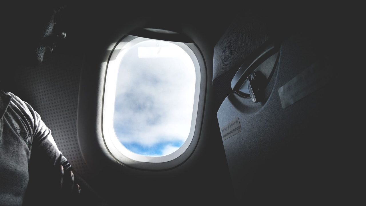 Most passengers stayed composed, following crew instructions. Some later praised the crew's professionalism.
