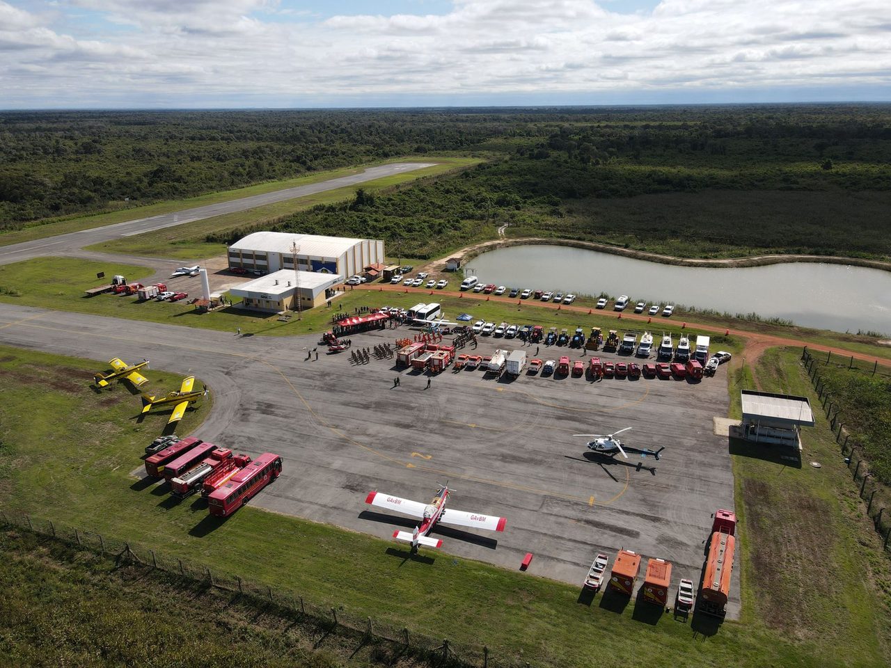 Pilots began descent toward Kahului Airport. Fire trucks and emergency vehicles lined the runway.
